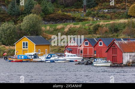 Häuser im typischen norwegischen Baustill an der Küste des norwegischen Meers nach dem Hafen Torvik. (Torvik, Norwegen, 11.10.2023) Stockfoto