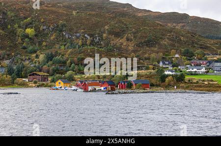 Häuser im typischen norwegischen Baustill an der Küste des norwegischen Meers nach dem Hafen Torvik. (Torvik, Norwegen, 11.10.2023) Stockfoto