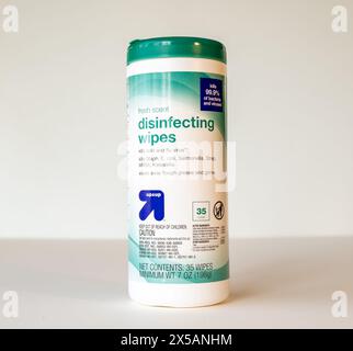 BEMIDJI, MN - 17 NOV 2020: Plastikbehälter mit Desinfektionstüchern gibt an, dass das Produkt 99,9 Prozent der Bakterien und Viren abtötet. Häufig verwendeter Artikel du Stockfoto