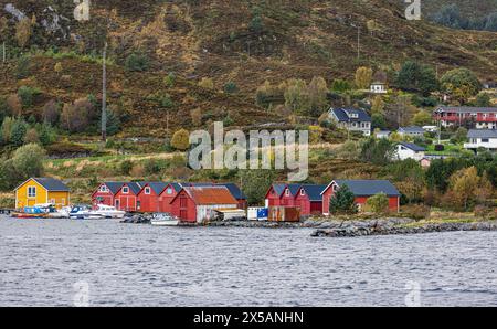 Häuser im typischen norwegischen Baustill an der Küste des norwegischen Meers nach dem Hafen Torvik. (Torvik, Norwegen, 11.10.2023) Stockfoto