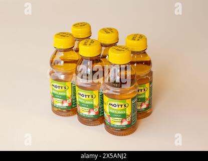 BEMIDJI, MN - 17. NOV 2020: Kunststoffflaschen mit Motts-Apfelsaft in 6er-Packung, die auf dem Etikett angegeben sind, dass das Produkt 100 % Saft enthält. Stockfoto