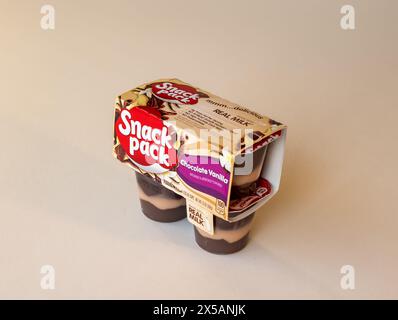 BEMIDJI, MN - 17 NOV 2020: Packung Snack Pack Pudding Food mit 4 Packungen Schokolade Vanilla Snack Dessert mit echter Milch. Stockfoto