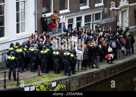 AMSTERDAM - Polizeibeamte versuchen, die Demonstranten von den Oudezijds Achterburgwal wegzudrängen. Die Eingänge zum Standort waren von mehreren Seiten blockiert, unter anderem mit Paletten und Fahrradständern. Die Demonstranten protestierten in Solidarität mit pro-palästinensischen Studenten, die während der Proteste auf dem Campus Roeterseiland von der Polizei entfernt wurden. ANP RAMON VAN FLYMEN niederlande aus - belgien aus Stockfoto