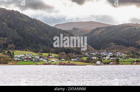 Häuser im typischen norwegischen Baustill an der Küste des norwegischen Meers nach dem Hafen Torvik. (Torvik, Norwegen, 11.10.2023) Stockfoto