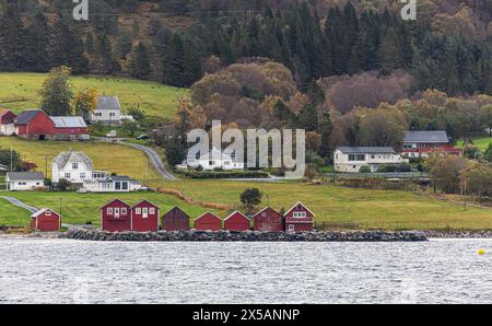 Häuser im typischen norwegischen Baustill an der Küste des norwegischen Meers nach dem Hafen Torvik. (Torvik, Norwegen, 11.10.2023) Stockfoto