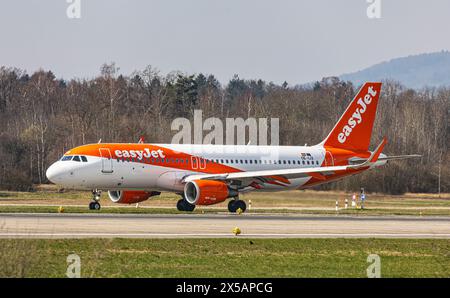 Nach der Landung am Flughafen Zürich fahren Sie mit dem EasyJet Airbus A320-214 zum Terminal. Registrierung OE-IJX. (Zürich, Schweiz, 10.03.2024) Stockfoto