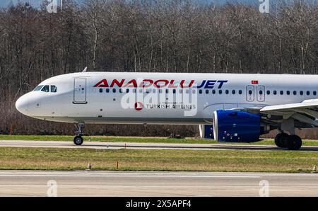 Ein Airbus A321-271NX von Anadolujet fährt nach der Landung am Flughafen Zürich zum Terminal. Registrierung TC-LUM. (Zürich, Schweiz, 10.03.2024) Stockfoto