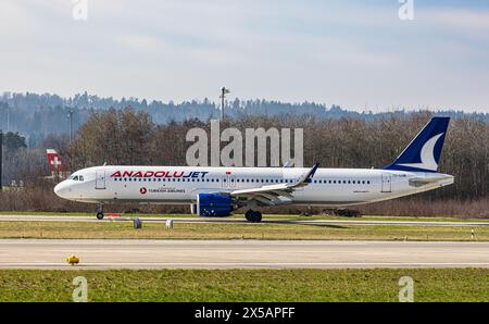 Ein Airbus A321-271NX von Anadolujet fährt nach der Landung am Flughafen Zürich zum Terminal. Registrierung TC-LUM. (Zürich, Schweiz, 10.03.2024) Stockfoto