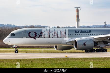 Ein Qatar Airways Airbus A350-941 fährt nach der Landung am Flughafen Zürich mit dem Taxi zum Terminal. Registrierung A7-AME. (Zürich, Schweiz, 10.03.2024) Stockfoto