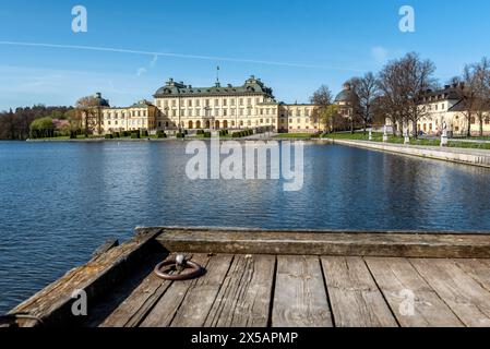 Blick auf den Palast Drottningholm in der Nähe von Stockholm, Schwedens königliche Residenz mit See an einem schönen sonnigen Tag Stockfoto