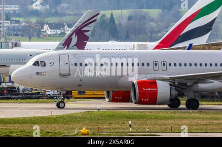 Ein Airbus A320-251N von SAS Scandinavian Airlines fährt nach der Landung am Flughafen Zürich zum Terminal. Registrierung SE-DOX. (Zürich, Schweiz, 10. Stockfoto