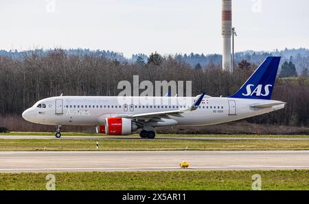 Ein Airbus A320-251N von SAS Scandinavian Airlines fährt nach der Landung am Flughafen Zürich zum Terminal. Registrierung SE-DOX. (Zürich, Schweiz, 10. Stockfoto