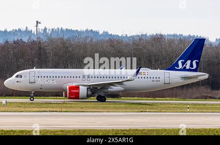 Ein Airbus A320-251N von SAS Scandinavian Airlines fährt nach der Landung am Flughafen Zürich zum Terminal. Registrierung SE-DOX. (Zürich, Schweiz, 10. Stockfoto