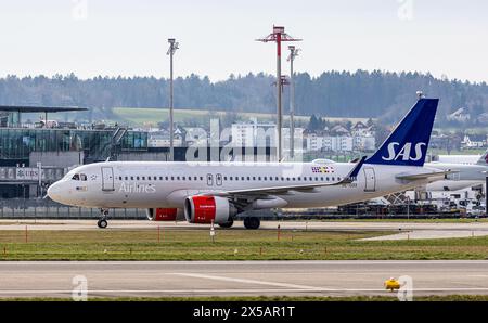 Ein Airbus A320-251N von SAS Scandinavian Airlines fährt nach der Landung am Flughafen Zürich zum Terminal. Registrierung SE-DOX. (Zürich, Schweiz, 10. Stockfoto