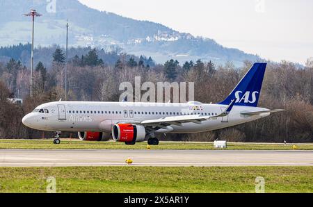 Ein Airbus A320-251N von SAS Scandinavian Airlines fährt nach der Landung am Flughafen Zürich zum Terminal. Registrierung SE-DOX. (Zürich, Schweiz, 10. Stockfoto