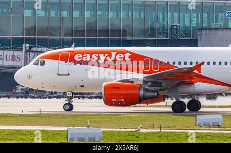 Nach der Landung am Flughafen Zürich fahren Sie mit dem EasyJet Airbus A319-111 zum Terminal. Registrierung G-EZBJ. (Zürich, Schweiz, 10.03.2024) Stockfoto