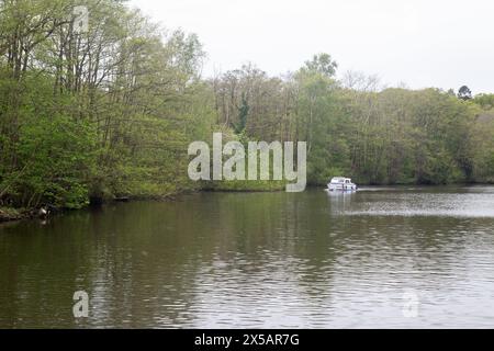 Wroxham, Norfolk, England, April 2024, Landschaftsbild eines Bootes auf den Norfolk Broads. Stockfoto