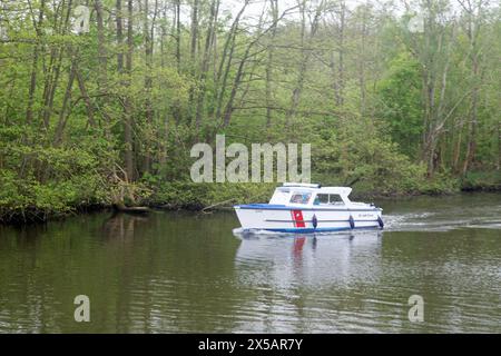 Wroxham, Norfolk, England, April 2024, Landschaftsbild eines Bootes auf den Norfolk Broads. Stockfoto