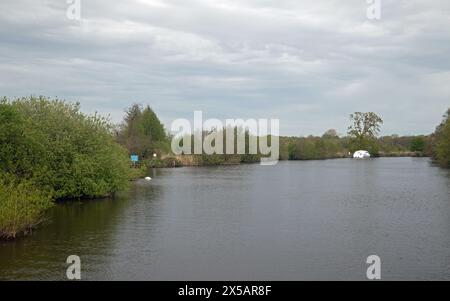 Wroxham, Norfolk, England, April 2024, Landschaftsbild eines Bootes auf den Norfolk Broads. Stockfoto