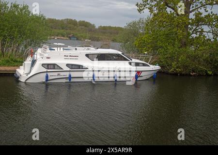 Wroxham, Norfolk, England, April 2024, Landschaftsbild eines Bootes auf den Norfolk Broads. Stockfoto