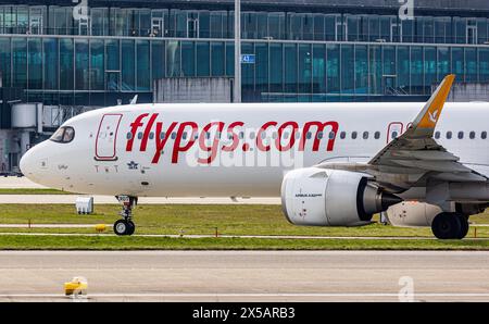 Ein Airbus A321-251NX von Pegasus Airlines fährt nach der Landung am Flughafen Zürich zum Terminal. Das Flugzeug ist in Star Alliance Lackierung lackiert. Reg Stockfoto