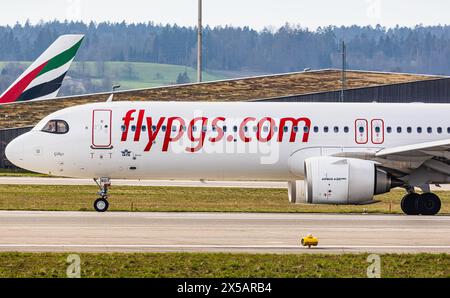 Ein Airbus A321-251NX von Pegasus Airlines fährt nach der Landung am Flughafen Zürich zum Terminal. Das Flugzeug ist in Star Alliance Lackierung lackiert. Reg Stockfoto