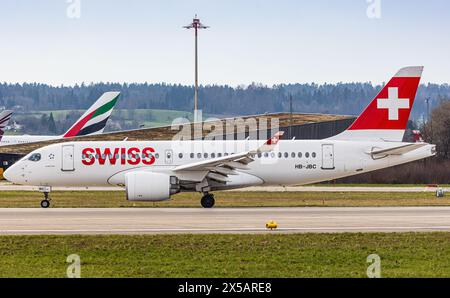 Ein Swiss International Airlines Airbus A220-100 fährt nach der Landung am Flughafen Zürich mit dem Taxi zum Terminal. Registrierung HB-JBC. (Zürich, Schweiz, 10,03 Stockfoto