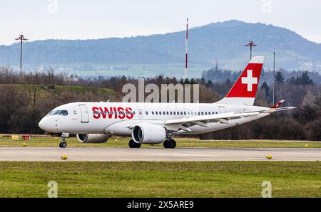 Ein Swiss International Airlines Airbus A220-100 fährt nach der Landung am Flughafen Zürich mit dem Taxi zum Terminal. Registrierung HB-JBC. (Zürich, Schweiz, 10,03 Stockfoto
