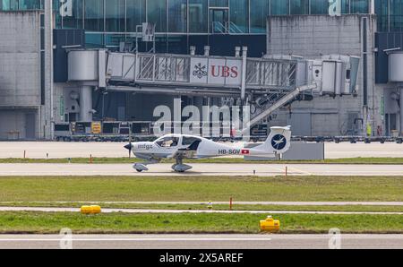 Ein Diamond da-40NG Diamond der Motorfluggruppe Zürich fährt nach der Landung am Flughafen Zürich zum Terminal. Registrierung HB-SGV. (Zürich, Schweiz Stockfoto