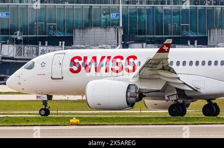Ein Swiss International Airlines Airbus A220-100 fährt nach der Landung am Flughafen Zürich mit dem Taxi zum Terminal. Registrierung HB-JBC. (Zürich, Schweiz, 10,03 Stockfoto