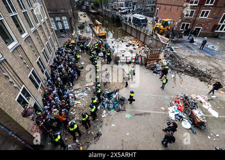 AMSTERDAM - Demonstranten werden in einem UVA-Gebäude auf dem Gelände von Binnengasthuis von der Polizei umzingelt. Am Morgen sind die von Demonstranten auf dem Binnengasthuis-Gelände der Universität Amsterdam (UVA) errichteten Barrikaden noch sichtbar. Die Eingänge zum Standort sind von mehreren Seiten blockiert, unter anderem mit Paletten und Fahrradständern. ANP RAMON VAN FLYMEN niederlande aus - belgien aus Stockfoto