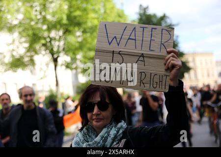 Eine Demonstrantin mit Schild Wasser ist ein Menschenrecht während einer Demonstration gegen die geplante Erweiterung der Tesla Gigafactory in Grünheide Mark, Potsdam, 8. Mai 2024. Demo gegen Tesla in Potsdam *** Ein Demonstrator mit dem Zeichen Wasser ist ein Menschenrecht während einer Demonstration gegen den geplanten Ausbau der Tesla Gigafactory in Grünheide Mark, Potsdam, 8. Mai 2024 Demo gegen Tesla in Potsdam Stockfoto