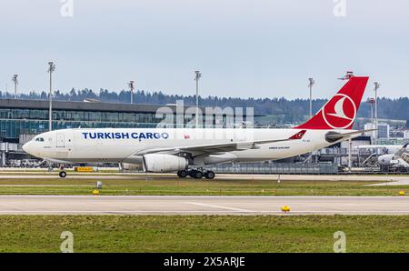 Ein Frachtflugzeug des Typs Turkish Airlines Airbus A330-243F fährt nach der Landung am Flughafen Zürich mit dem Taxi zum Terminal. Registrierung TC-JCI. (Zürich, Schweiz, 10,0 Stockfoto