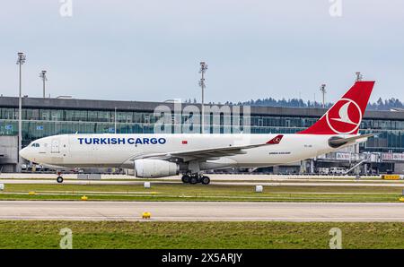 Ein Frachtflugzeug des Typs Turkish Airlines Airbus A330-243F fährt nach der Landung am Flughafen Zürich mit dem Taxi zum Terminal. Registrierung TC-JCI. (Zürich, Schweiz, 10,0 Stockfoto