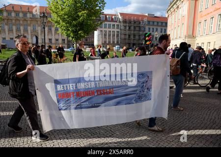 Demonstranten mit Banner Rettet unser Trinkwasser Kauf keinen Tesla während einer Demonstration gegen die geplante Erweiterung der Tesla Gigafactory in Grünheide Mark, Potsdam, 8. Mai 2024. Demo gegen Tesla in Potsdam *** Demonstratoren mit Banner Sparen Sie unser Trinkwasser bei einer Demonstration gegen den geplanten Ausbau der Tesla Gigafactory in Grünheide Mark, Potsdam, 8. Mai 2024 Demo gegen Tesla in Potsdam Stockfoto