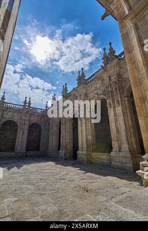 Lugo, Spanien - 05. Mai 2024: Das Kloster der Kathedrale von Lugo mit seiner beeindruckenden Architektur und reichen Geschichte ist ein Wahrzeichen in der Stadt Lug Stockfoto