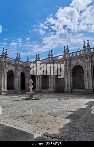 Lugo, Spanien - 5. Mai 2024: Der Kreuzgang der Kathedrale von Lugo mit seiner beeindruckenden fassade und seiner reichen Geschichte ist ein Zeugnis für Hingabe und Glauben. Stockfoto