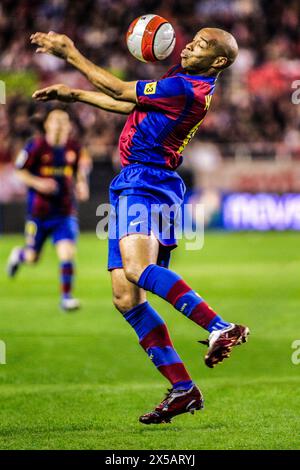 Thierry Henry kontrolliert den Ball meisterhaft mit seiner Brust in einem Spiel der La Liga 2008. Stockfoto