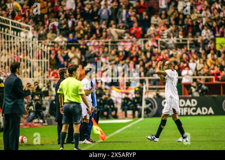 Kanoute klatscht bei einem La-Liga-Ersatz 2007-08 wieder auf den Fanjubel zurück. Stockfoto