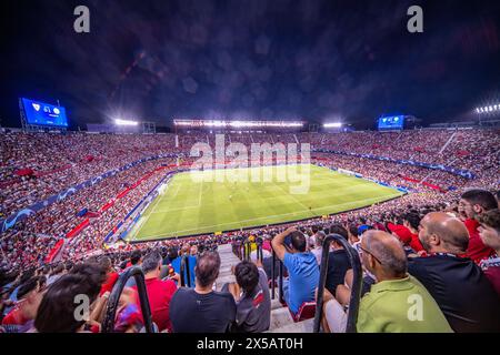 Fans, die den Start in Sevilla FCs während eines Champions-League-Spiels erwarten. Stockfoto