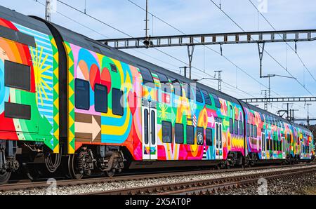 Eine Zürcher S-Bahn der Linie S24 (S-Bahn 24) vom Typ SBB Rabe 514 fährt in den Bahnhof Bassersdorf ein. Der Zug trägt die ZVV-Werbung mit dem Titel ' Stockfoto