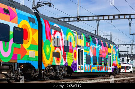 Eine Zürcher S-Bahn der Linie S24 (S-Bahn 24) vom Typ SBB Rabe 514 fährt in den Bahnhof Bassersdorf ein. Der Zug trägt die ZVV-Werbung mit dem Titel ' Stockfoto