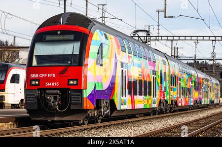 Eine Zürcher S-Bahn der Linie S24 (S-Bahn 24) vom Typ SBB Rabe 514 fährt in den Bahnhof Bassersdorf ein. Der Zug trägt die ZVV-Werbung mit dem Titel ' Stockfoto