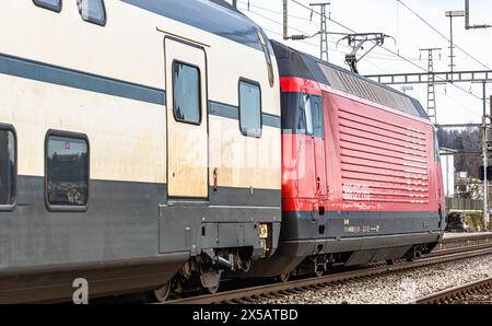 Ein SBB IC2000 fährt durch den Bahnhof von Bassersdorf. Er wird von einer Lok 2000 gezogen. (Bassersdorf, Schweiz, 04.02.2024) Stockfoto