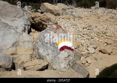 Wadi Bani Khalid Trekking Flag gemalt auf Rock Oman Stockfoto