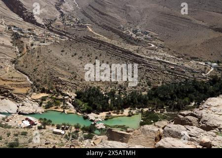 Blick auf Wadi Bani Khalid Muqil Pools Natural Springs Flowthrough the Year und drei Dörfer im östlichen Hajar-Gebirge Oman Stockfoto