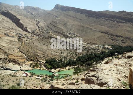 Blick auf Wadi Bani Khalid Muqil Pools Natural Springs Flowthrough the Year und drei Dörfer im östlichen Hajar-Gebirge Oman Stockfoto