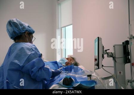 Patient mit peripher eingesetztem Zentralkatheter (Picc Line) unter Lokalanästhesie im Hospital Surrey England Stockfoto