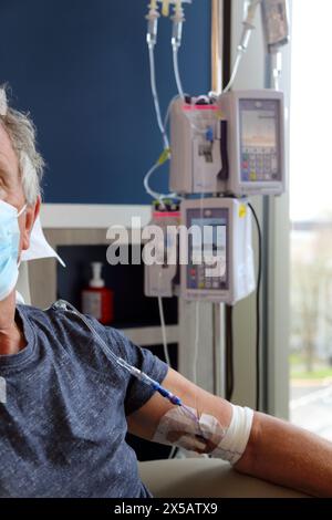 Krebspatient unter Chemotherapie mit intravenöser Infusions-Chemotherapie Pump Surrey England Stockfoto