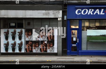 Leeres Geschäft mit Plakaten am Fenster von Coral Betting Shop Kendrick Place SW7 South Kensington London England Stockfoto